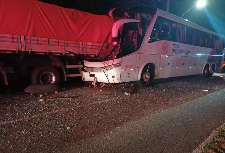 Ônibus colide em traseira de carreta e deixa 6 pessoas feridas