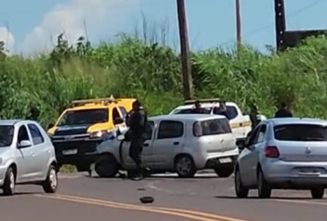 Homem Tenta Fugir Da Pol Cia E Fica Ferido Ao Bater Em Poste Em Ponta