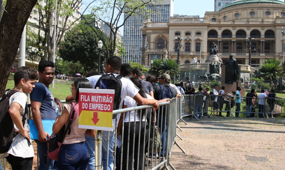 IBGE: desemprego cai 1,6 ponto percentual e atinge em 12,6%