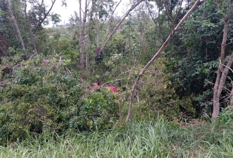 Homens ficam feridos após capotamento de caminhonete na MS-476
