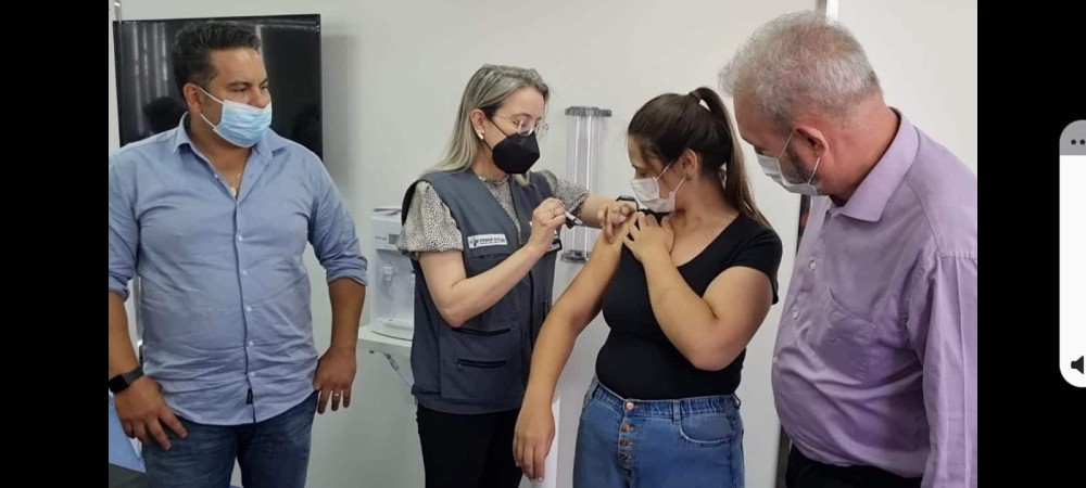 Geraldo é ‘padrinho de vacina’ em estudante de Medicina da qual realizou parto há 25 anos