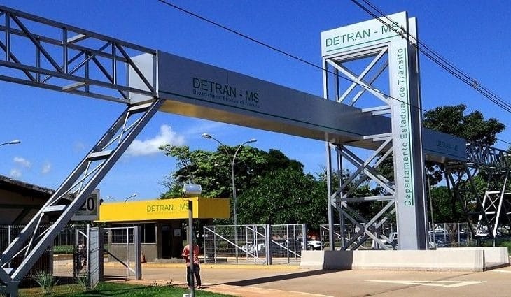 Lei que reduz taxas de serviços do Detran em até 60% na tabela já está em vigor
