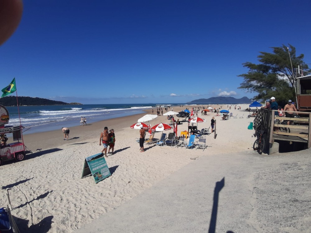 Sem exigência de passaporte sanitário na fronteira, paraguaios lotam praias brasileiras