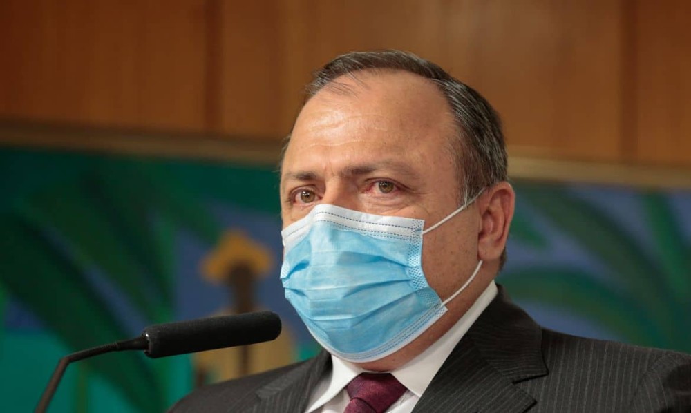 Ex-ministro Pazuello é hospitalizado após acidente de moto no Rio
