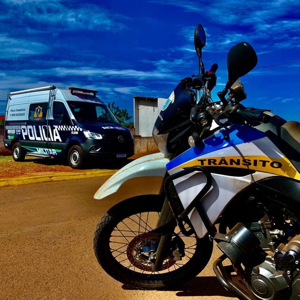 Mulher é presa após desacatar policiais durante abordagem