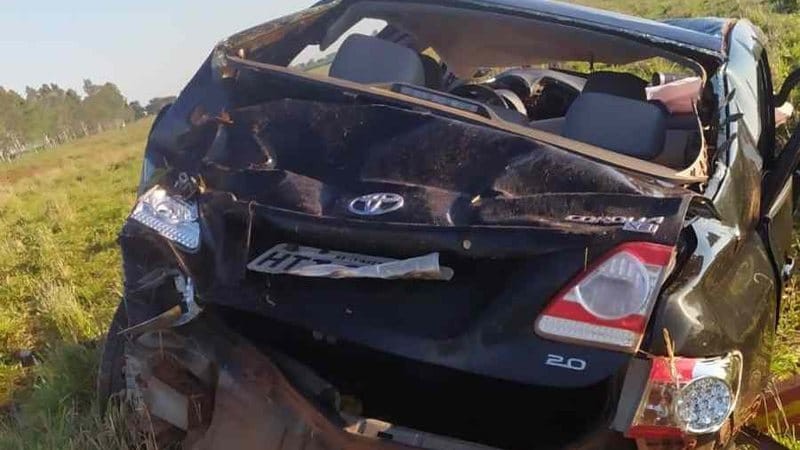 Sargento da PM morre após Corolla sair da pista e capotar em MS