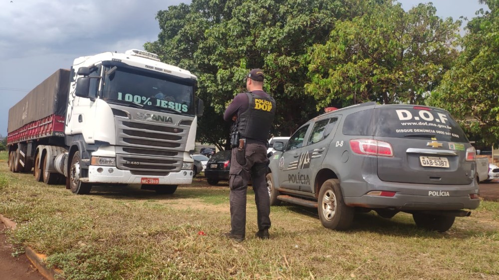 Carreta que estava sendo levada para o Paraguai é apreendida