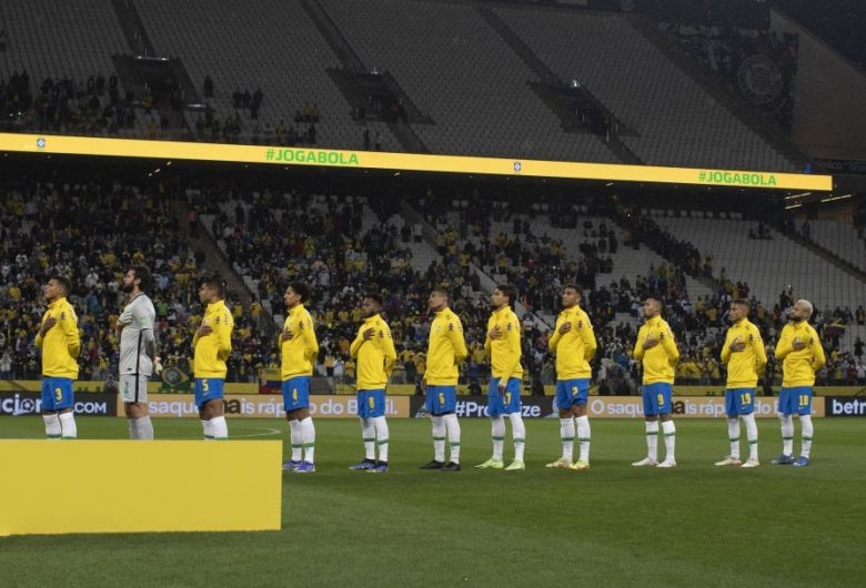 Tite chama Daniel Alves e Vinicius Jr para duelos