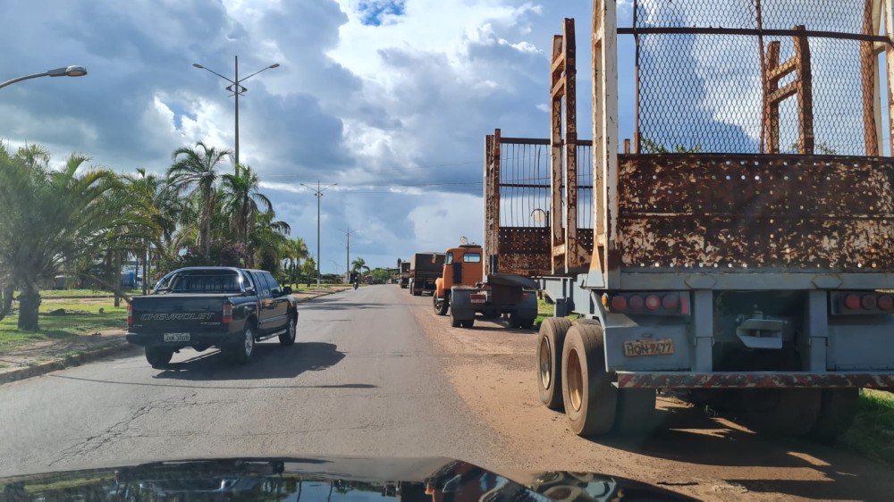 Greve dos servidores da Receita Federal provoca fila de caminhões na fronteira