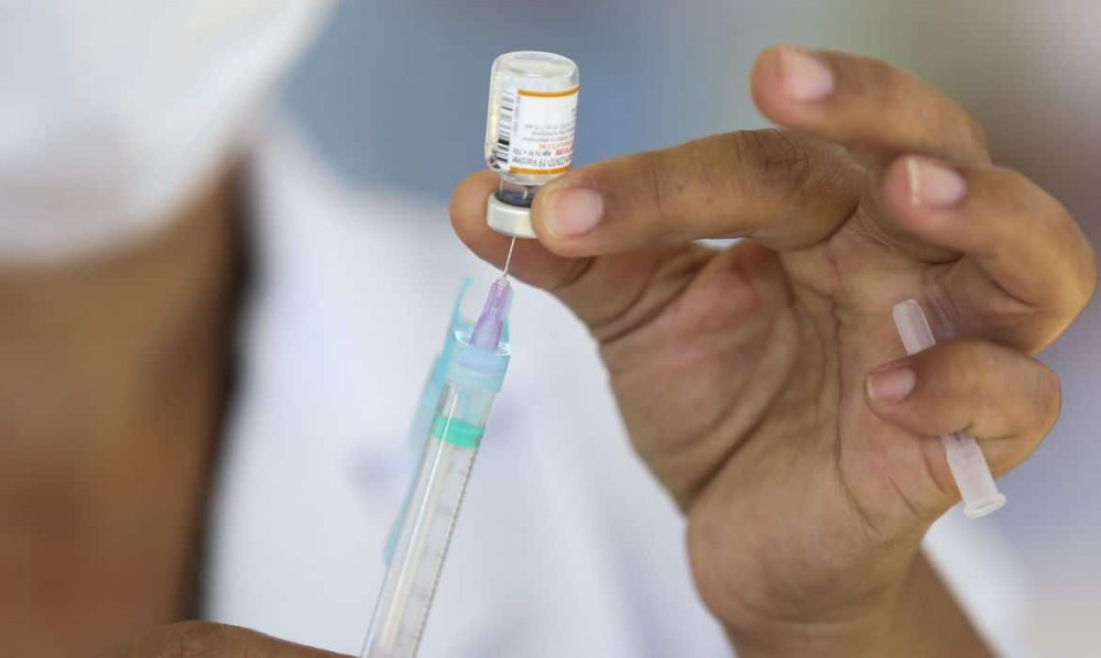 Em 1 ano de vacinação, quase 70% dos brasileiros já tomaram 2 doses