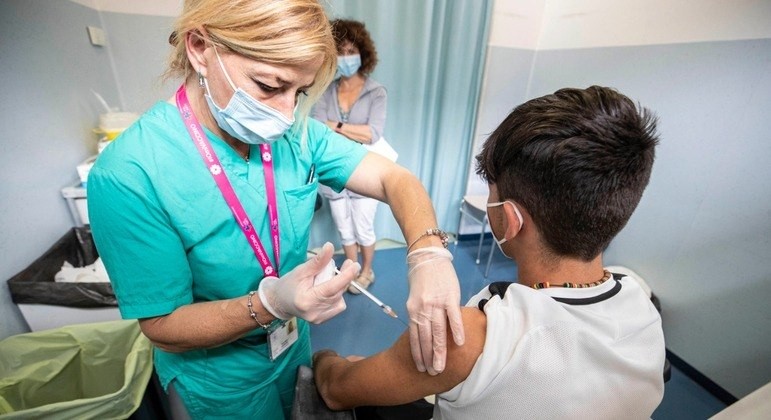 Inglaterra estende dose de reforço contra covid para 16 e 17 anos