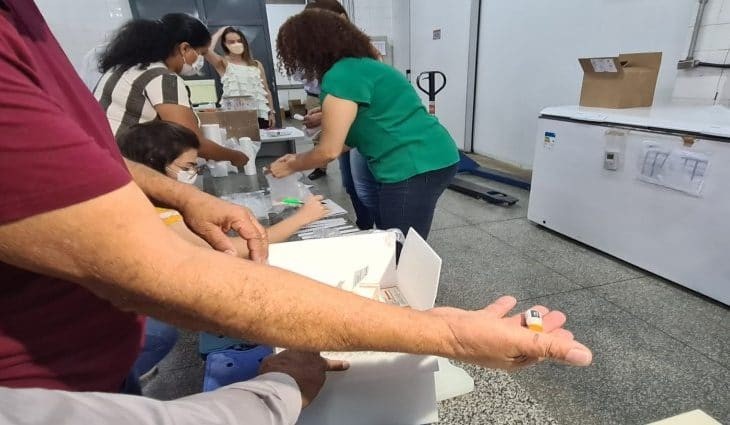Logística ágil e eficiente: Vacinas chegam em tempo recorde aos 79 municípios