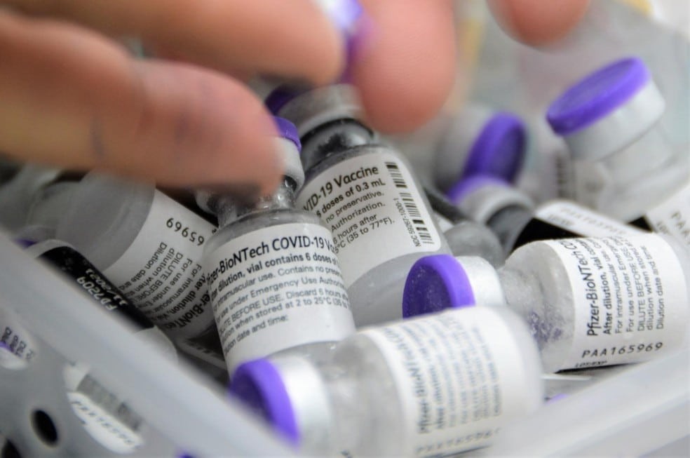 Pfizer e BioNTech iniciam estudos clínicos de vacina contra variante ômicron