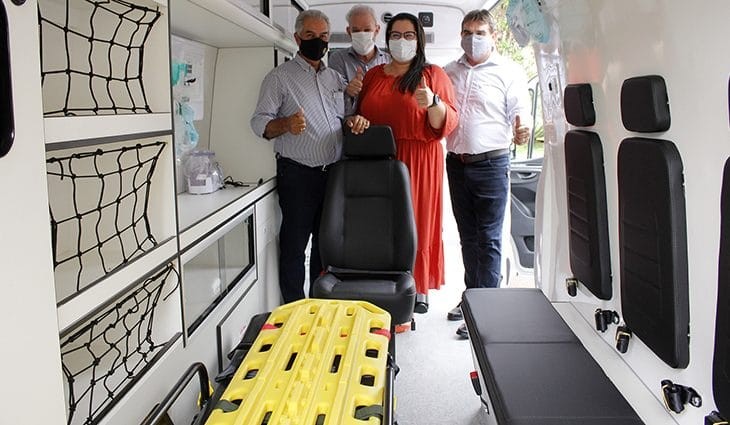 Reinaldo Azambuja entrega ambulâncias novas para o interior