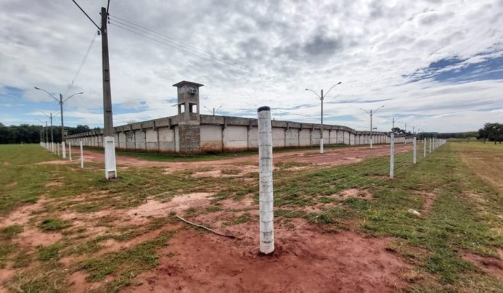 Para inibir arremessos de ilícitos, cerca perimetral é instalada em presídio
