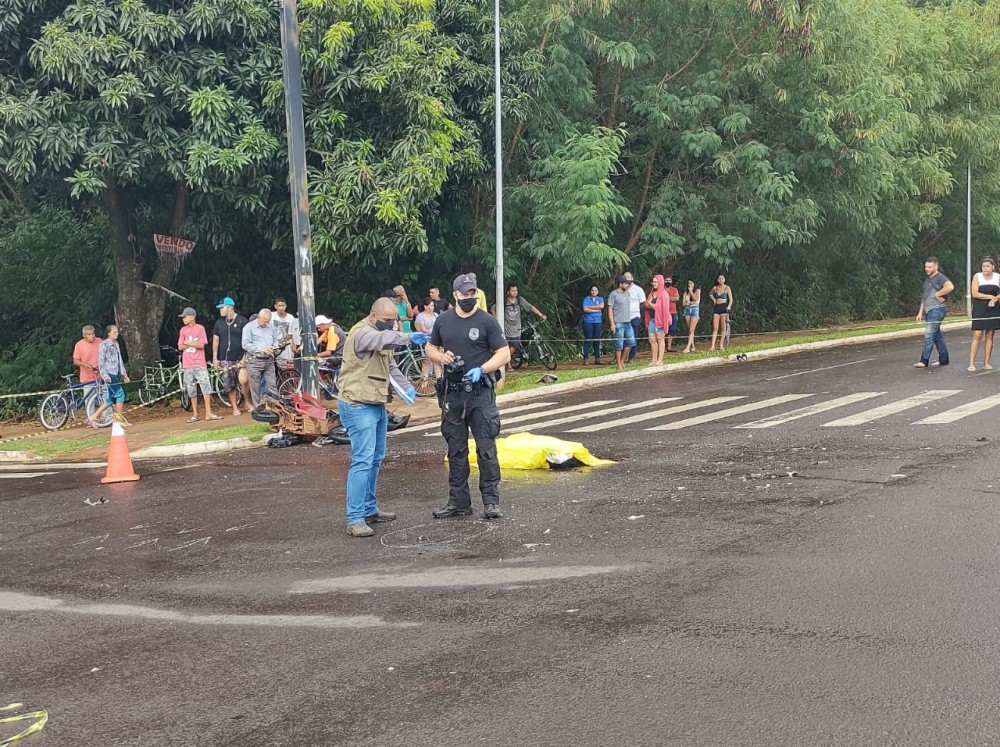 Mulher morre em colisão entre carreta e motocicleta pilotada pelo filho 