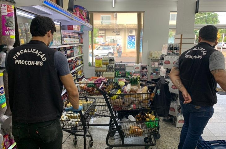 Após denúncia, Procon/MS descarta 347 itens vencidos em supermercado