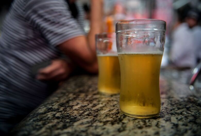Dia de Combate ao Alcoolismo: médicos alertam sobre danos à saúde