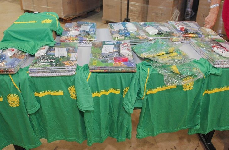 Governo entrega kits e uniformes escolares