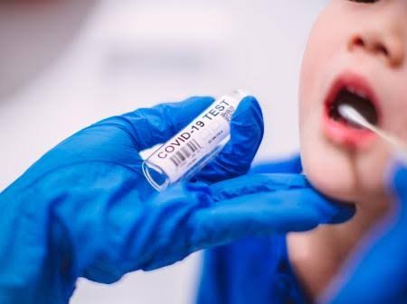 Anvisa autoriza o primeiro autoteste de covid-19 que faz uso da saliva