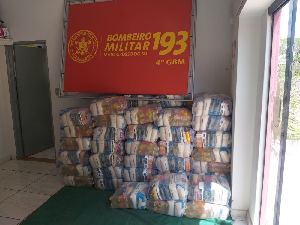 Corpo de Bombeiros de Ponta Porã envia cestas básicas, águas e roupas para Petrópolis