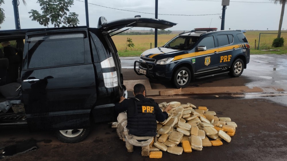 Polícia apreende 250 quilos de maconha em van do Paraguai; 7 pessoas são presas