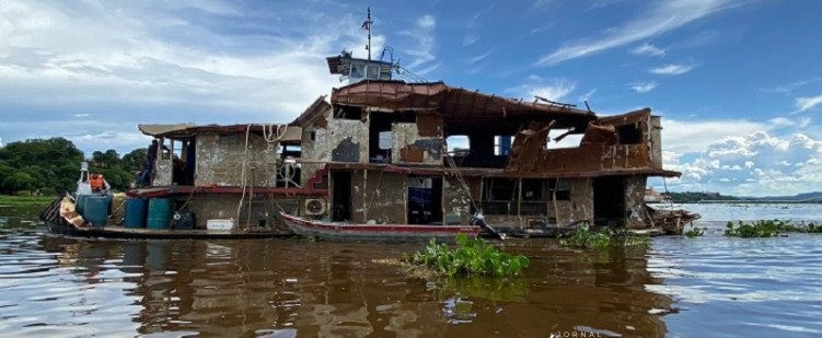 Embarcação que naufragou e matou 7 pessoas é retirada do rio Paraguai