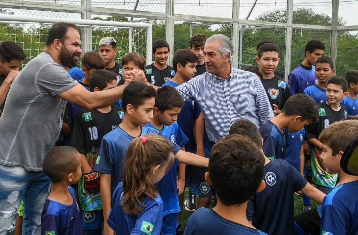 Reinaldo garante investimentos de R$ 140 milhões e entrega cartões sociais em Bonito