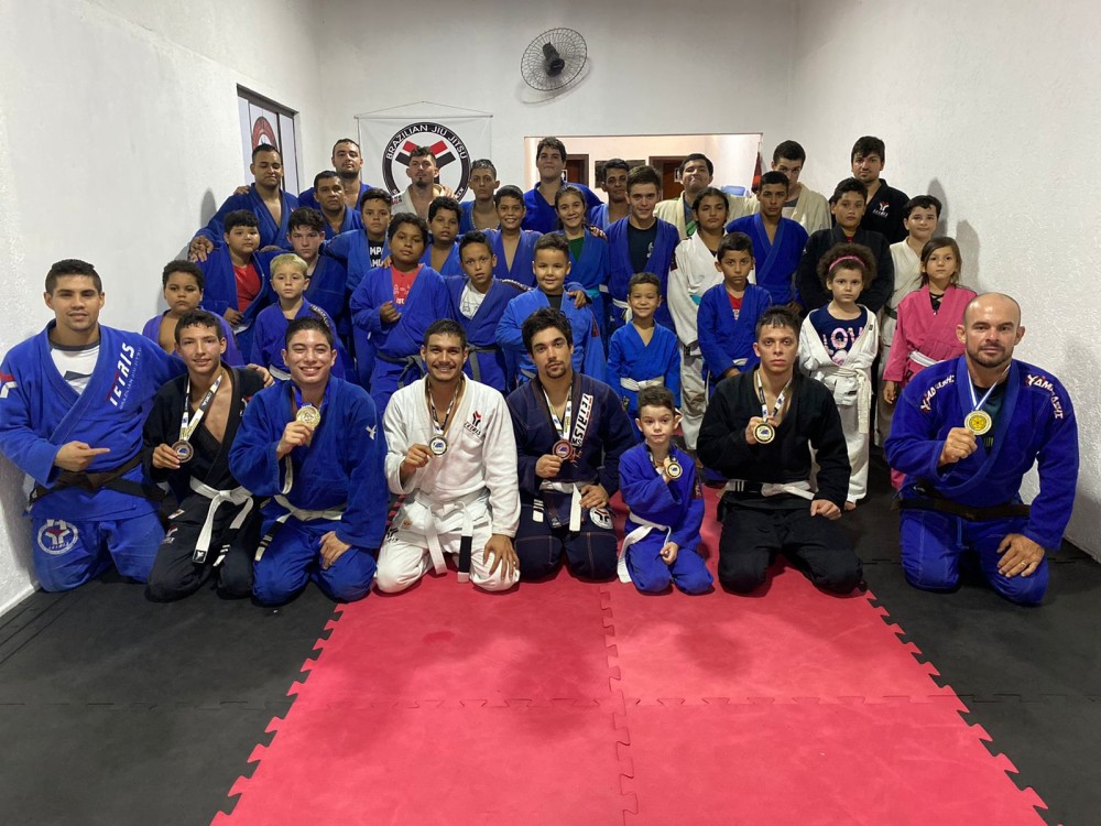 Academia que faz trabalhos sociais, leva 7 medalhas em em campeonato de Jiu-jitsu