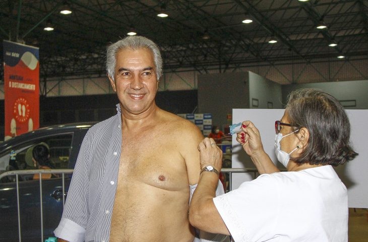 Reinaldo Azambuja recebe a 4ª dose da vacina contra a Covid-19