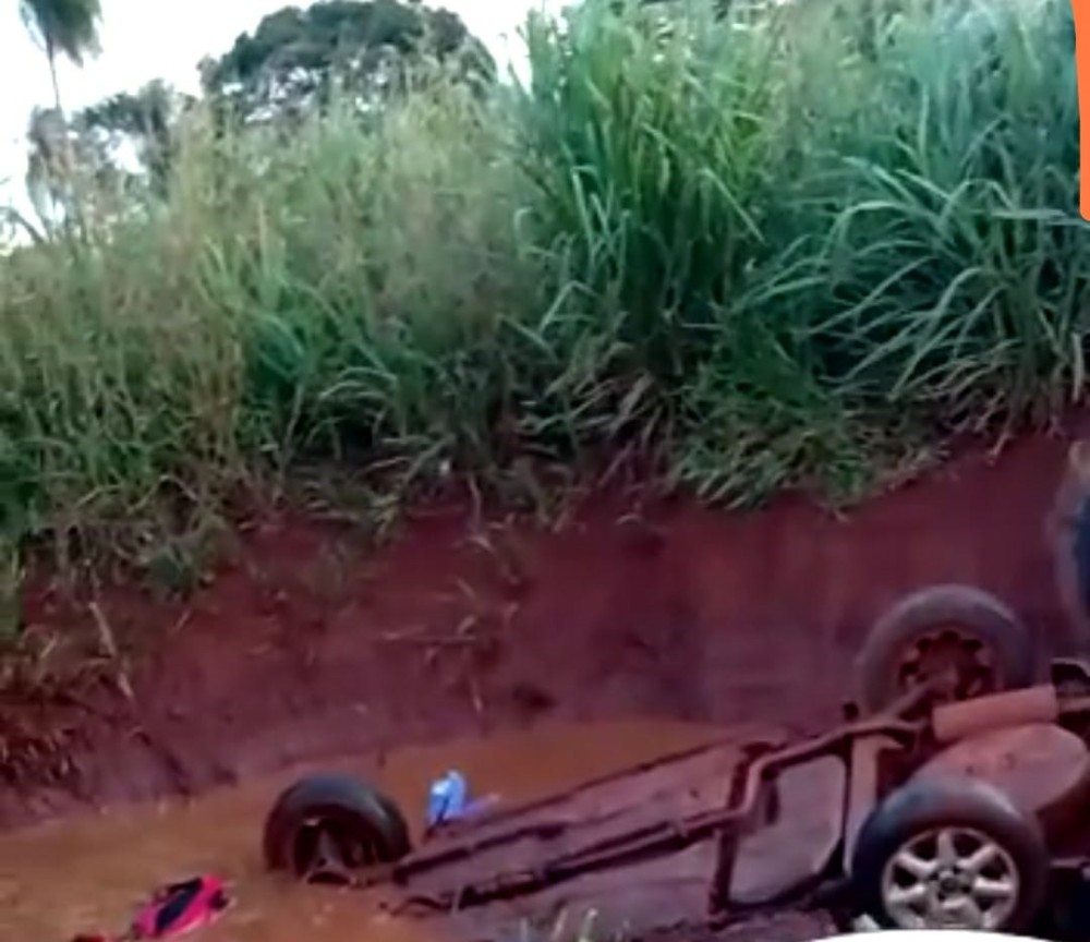 Crianças ficam gravemente feridas após carro cair em buraco entre Dourados e Itaporã