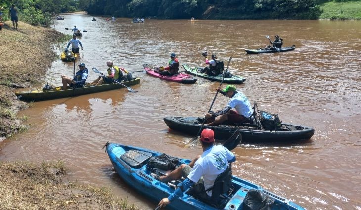 Força-tarefa com PMA e 'caiaqueiros' retira 500 quilos de lixo do rio Apa