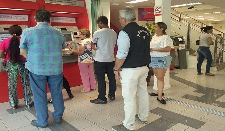 Procon autua 19 agências bancárias e aplica multas que chegam a R$ 279 mil
