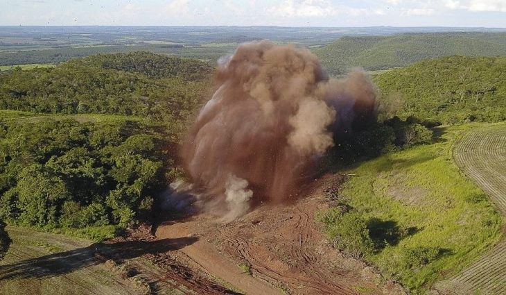 Explosão com 6 mil kg de dinamite marca início da obra de pavimentação de rodovia
