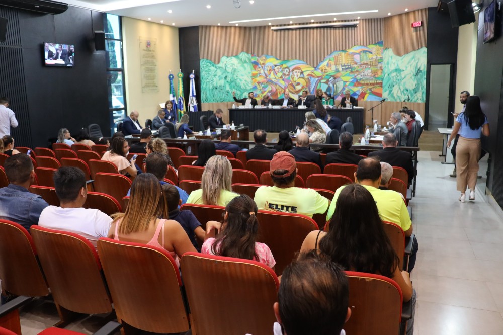 Vereadores aprovam projetos e homenageiam empreendedores