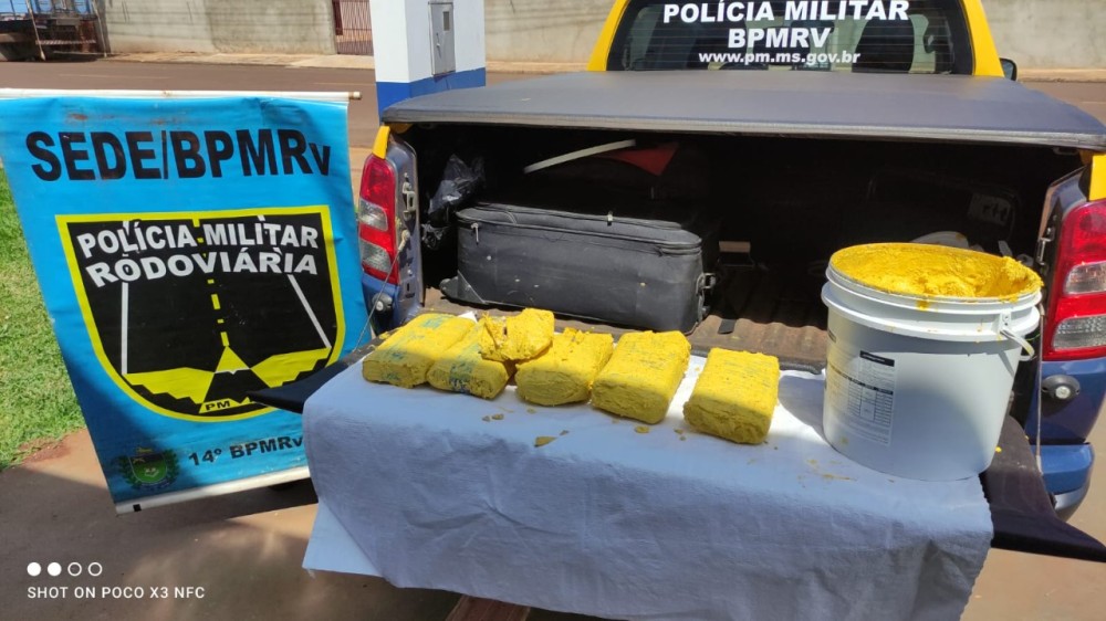 Dupla é presa com 580 gramas de crack em latas de tintas na MS-060