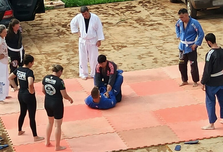 Policiais penais apostam no jiu-jitsu para reforçar defesa pessoal e segurança