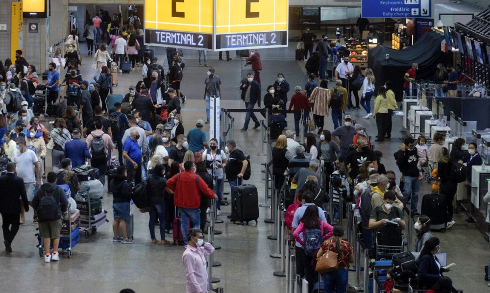 Aeroportos devem ter movimento maior no feriado de amanhã
