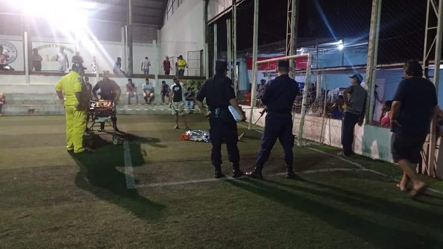 Tragédia na fronteira: Garoto morre atingido por trave em campo de futebol