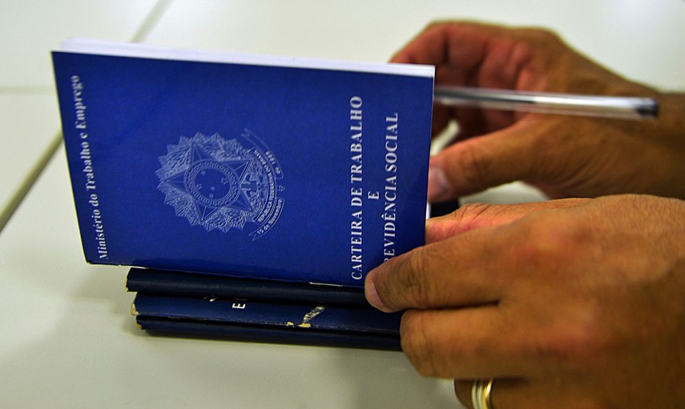 Brasil cria 136 mil empregos com carteira assinada em março