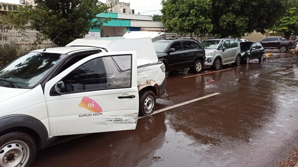 Carro invade preferencial e provoca acidente com 6 veículos em cidade de MS