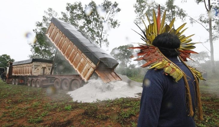 'Esperança voltou', comemoram indígenas com a entrega de 960 toneladas de calcário