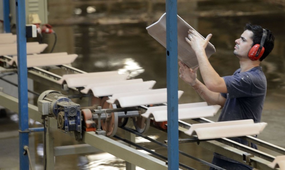 Produtividade da indústria recua 4,6% em 2021, diz CNI