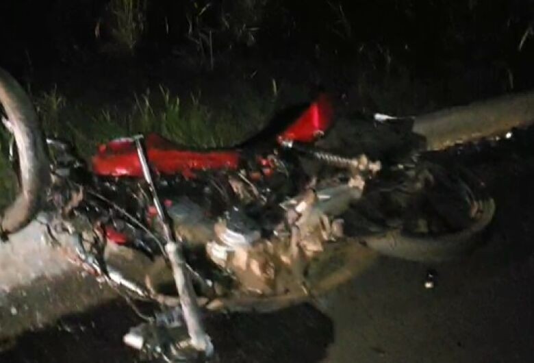 Motociclista morre após colidir em caminhão na BR-262