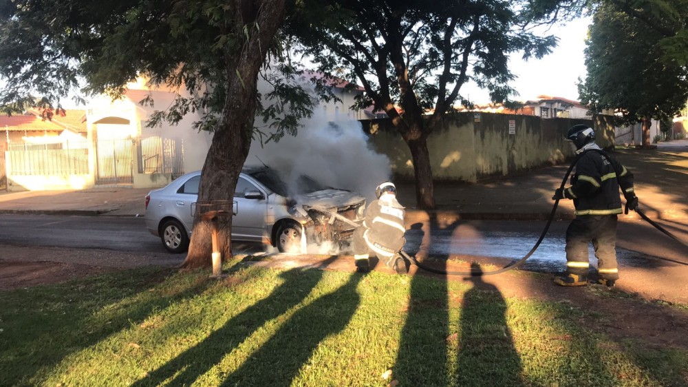 Vídeo: Carro pega fogo no momento que pai leva filho à escola