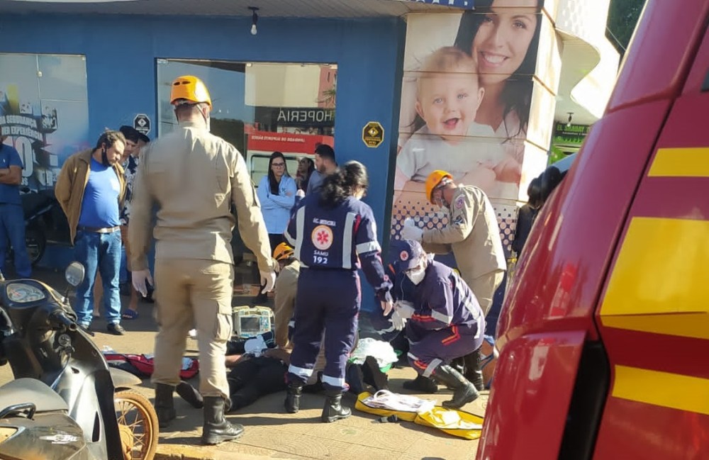 Vídeo: câmera de segurança flagra momento em que motociclista é atingido por caminhonete