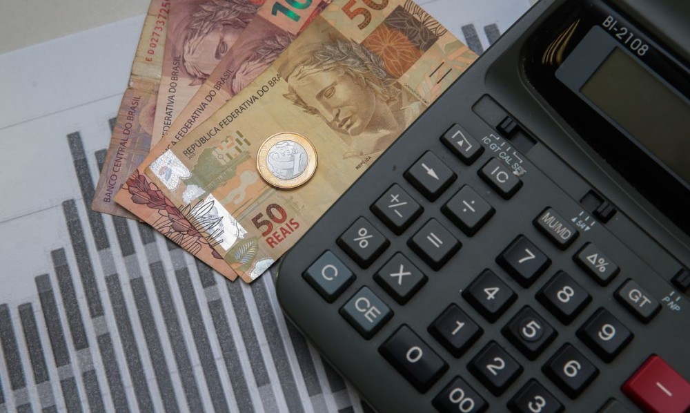 Confiança do consumidor cai 3,1 pontos em maio, diz FGV