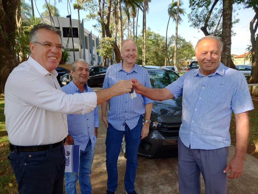 Contribuinte recebe veículo sorteado no IPTU