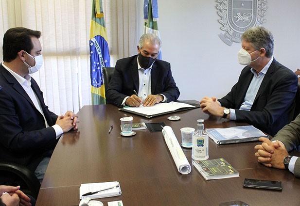 Governos de MS e PR assinam convênio para estudo sobre nova ponte na região sudeste