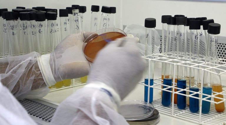 Valores cobrados por exames laboratoriais apresentam variação de mais de 1.500%